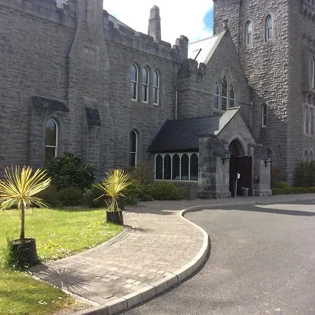 Carolans Court Guesthouse Bed & Breakfast *